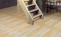 El piso de madera de la porcelana del modelo, la mirada de madera teja color del beige de la luz de la teja del dormitorio