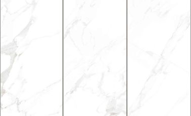 Tamaño brillante de las baldosas cerámicas 30x60 de la pared del cuarto de baño del color blanco de Carrara/baldosa de mármol de la mirada