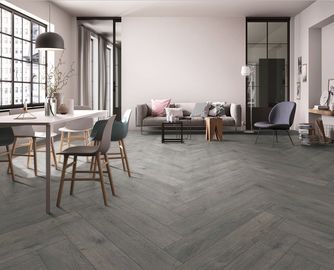 La mirada de madera 48x8 avanza lentamente las tejas interiores de la porcelana, resbalón anti de la teja de color topo de la porcelana